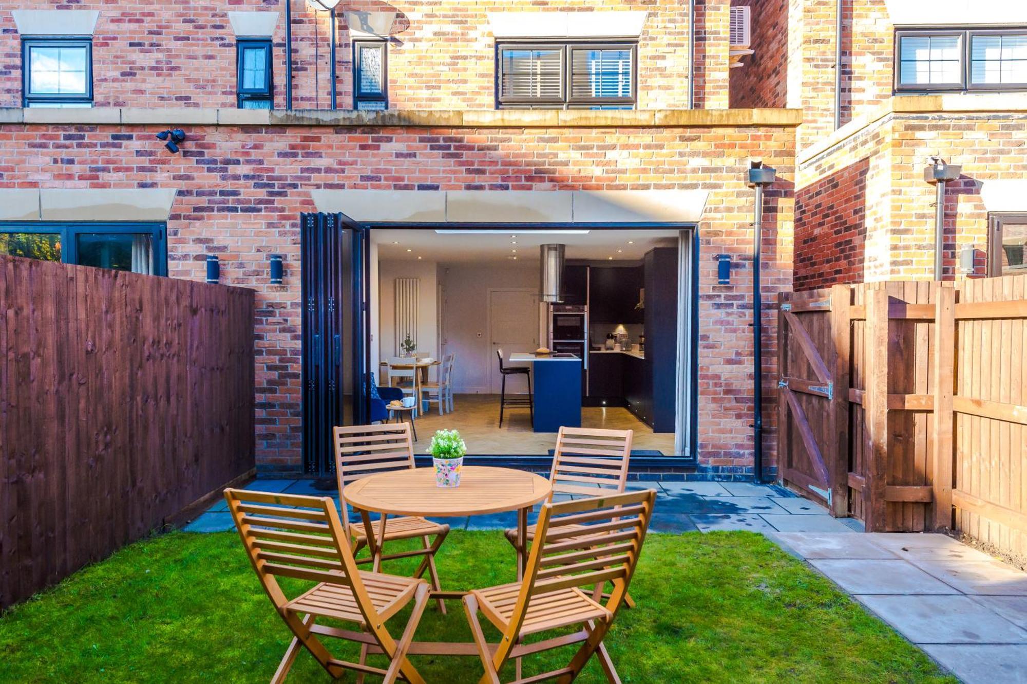 4 Bedroom Townhouse In - By Hilltop Serviced Manchester